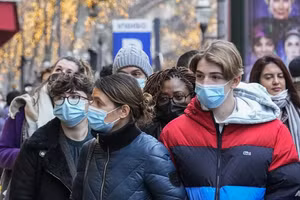 Người Pháp đeo khẩu trang ngừa Covid-19.