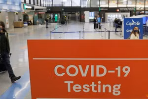 Biển báo xét nghiệm Covid-19 ở một sân bay tại Mỹ.