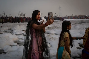 Tín đồ Hindu tại sông Yamuna.