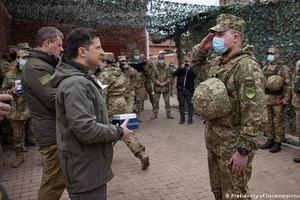 Tổng thống Ukraine Zelensky thị sát tình hình trong một lần tới vùng Donbass.