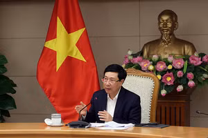 Phó Thủ tướng Phạm Bình Minh cho rằng, việc khôi phục các chuyến bay thương mại quốc tế là yêu cầu của thực tiễn trong tình hình bình thường mới, đặc biệt trước nhu cầu đi lại tăng cao trong thời điểm cuối năm. Ảnh: VGP/Hải Minh.