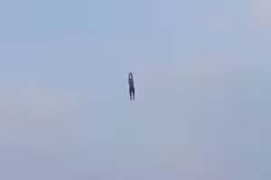 Người nông dân Sri Lanka bay lên theo dây diều.