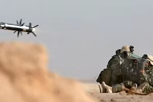 Các thành viên của Đơn vị Viễn chinh Thủy quân Lục chiến Hoa Kỳ (MEU) bắn một tên lửa Javelin trong một trận chiến cao độ ở Iraq. 