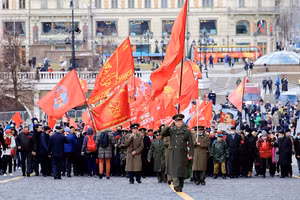 Đoàn đại biểu diễu hành kỷ niệm 104 năm Cách mạng Tháng Mười vĩ đại tại thủ đô Moskva của Liên bang Nga. (Ảnh: Trần Hiếu/TTXVN) 