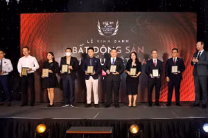 Đại diện Sun Property (thứ ba từ trái sang) nhận giải thưởng “Nhà phát triển Bất động sản tiêu biểu”