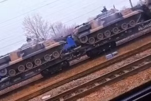 Đoàn tàu chở phương tiện bọc thép Nga gần biên giới Ukraine.