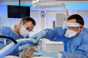 Bác sĩ Hà Lan điều trị cho bệnh nhân Covid-19.