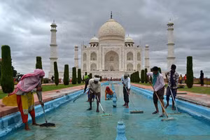 Ấn Độ dọn dẹp để mở cửa đón khách du lịch trở lại khi số ca mắc Covid-19 giảm xuống. Hôm qua nước này ghi nhận hơn 22 ngàn ca mắc so với đỉnh điểm hơn 415 ngàn ca hồi tháng 5.