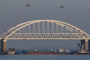 Máy bay chiến đấu Nga bay qua cây cầu nối đất liền Nga với bán đảo Crimea.