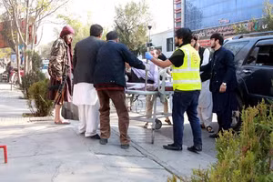Nạn nhân của vụ nổ hôm qua tại Kabul, Afghanistan được đưa đi cấp cứu.