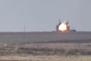 Hình ảnh xe bọc thép Thổ Nhĩ Kỳ bị tấn công.