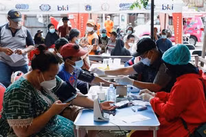 Người dân Indonesia xếp hàng tiêm vắc xin Covid-19.