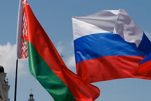 Quốc kỳ Nga và Belarus (trái).