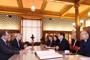 Thủ tướng Phạm Minh Chính đoàn đại biểu cấp cao Việt Nam thăm, làm việc với Viện Pasteur Paris.Ảnh: TTXVN.
