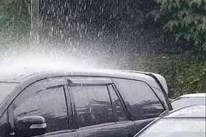 Hình ảnh mưa chỉ rơi xuống 1 chiếc ô tô.