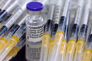 Một lọ vắc xin Biontech-Pfizer và ống tiêm.