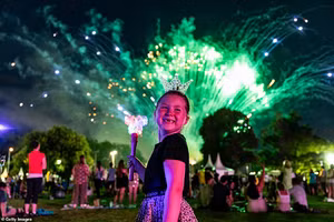 Một em bé xem màn pháo hoa ở Sydney, Australia.