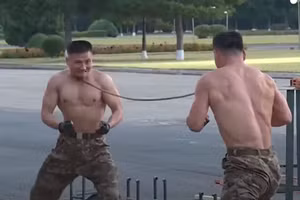 Binh sĩ Triều Tiên thể hiện sức mạnh