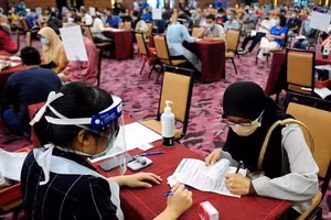 Tại một trung tâm tiêm vắc xin Covid-19 ở Malaysia.