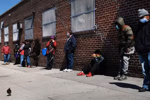 Mọi người xếp hàng chờ đợi tại một ngân hàng thực phẩm ở thành phố New York trong thời kỳ đầu của đại dịch. Liên hợp quốc cho biết đại dịch đã khiến 100 triệu người rơi vào cảnh nghèo đói.