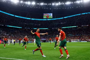 ‘Cãi’ phán quyết FIFA, Ronaldo ‘tranh công’ ghi bàn với Fernandes