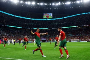 ‘Cãi’ phán quyết FIFA, Ronaldo ‘tranh công’ ghi bàn với Fernandes