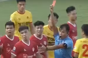 Lê Văn Đô phải nhận thẻ đỏ.