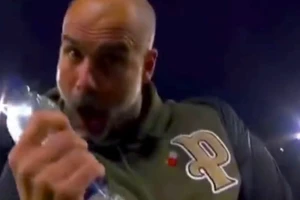 HLV Guardiola ăn mừng lạ thường trước bàn thắng muộn của Haaland