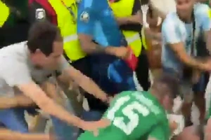 Video: cổ động viên Argentina và Mexico làm điều đáng lên án trên khán đài 