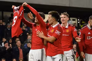 Man Utd thắng hú vía, Aston Villa ‘đổi vận’ 