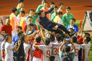 Huấn luyện viên Trương Việt Hoàng trong ngày cùng Viettel FC vô địch V-League 2020. 