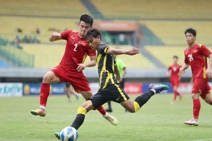 U19 Việt Nam (áo đỏ) phải dừng bước trước U19 Malaysia ở bán kết. 