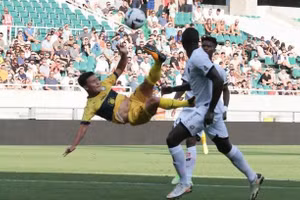 Quang Hải tung siêu phẩm, cổ động viên Pau FC bật dậy tán thưởng 