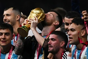 Bị người hâm mộ Ronaldo phản ứng, FIFA xóa bài viết về Messi