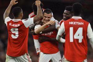 Thắng PSV, Arsenal vào vòng trực tiếp Europa League 