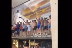 Video: Màn ăn mừng thót tim của cổ động viên Argentina 