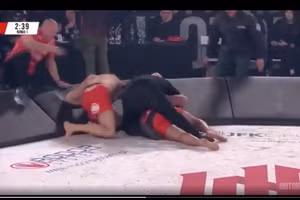 Video: Võ sĩ bị chỉ trích vì tung loạt đòn vào đối thủ mất khả năng phản kháng