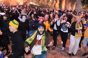 Video: Cổ động viên Úc đi bão suốt đêm mừng vé vào vòng 1/8 