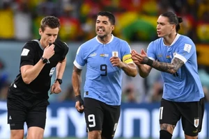 FIFA 'treo còi' trọng tài mắc sai lầm trong trận Ghana-Uruguay