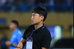 Huấn luyện viên Chun Jae-ho giúp Hà Nội FC tiếp tục chuỗi thành tích 10 năm không thua Hoàng Anh Gia Lai trên sân Hàng Đẫy. 