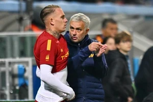 Bị mất điểm, HLV Mourinho giận dữ chỉ trích học trò phản bội AS Roma