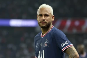 Neymar đã kích hoạt một điều khoản trong hợp đồng để ở lại PSG đến năm 2027. 