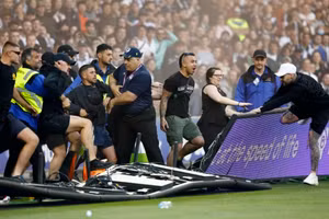 Video: Cổ động viên lao xuống sân tấn công thủ môn bằng xô kim loại