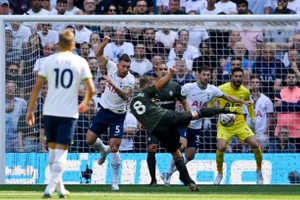 Tottenham ‘thắng to’, Liverpool nhọc nhằn kiếm điểm trước tân binh 