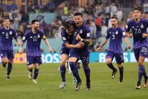 Kết quả World Cup: Messi đá hỏng phạt đền, Argentina vẫn giành ngôi nhất bảng