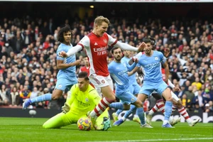 Hoãn đụng độ với Man City, Arsenal ‘gặp họa’ 