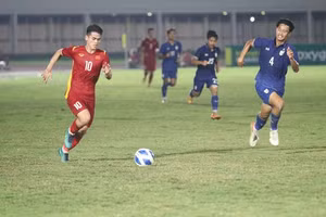 Khuất Văn Khang thi đấu năng nổ trước U19 Thái Lan tối 10/7. 