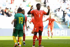  Vì sao cầu thủ Thụy Sĩ không ăn mừng bàn thắng vào lưới Cameroon? 