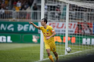 Văn Toàn ghi bàn tặng... con gái Kiatisak 