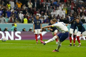  Harry Kane thực hiện thành công quả phạt đền đầu tiên trong trận tứ kết Anh - Pháp. 